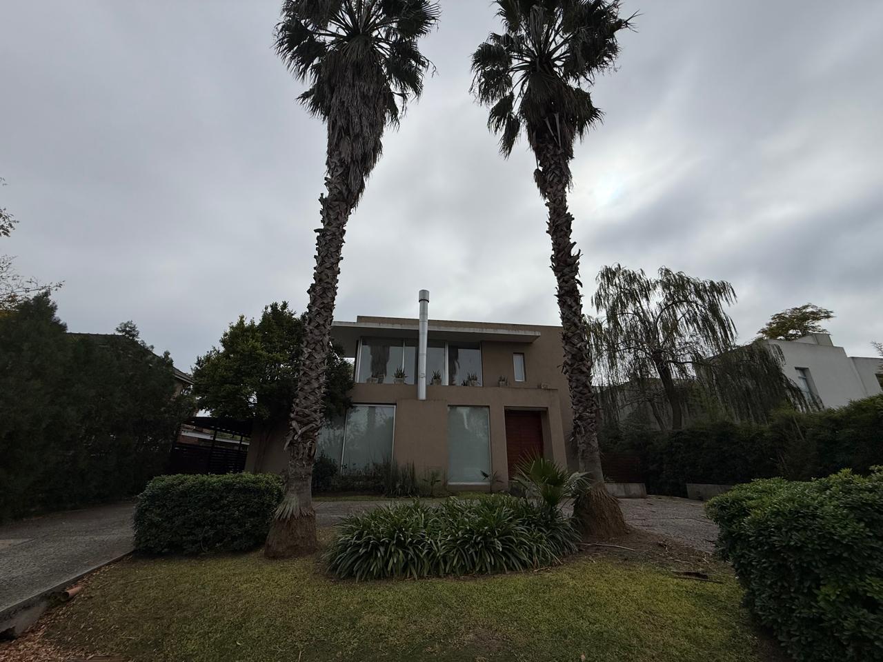 Casa en alquiler en el Barrio los Sauces