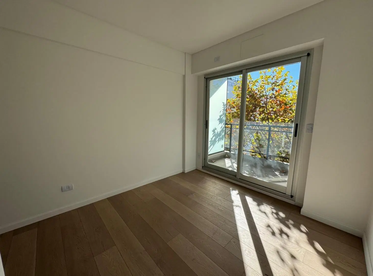 Departamento de 2 ambientes al FRENTE  con dormitorio en SUITE. 3