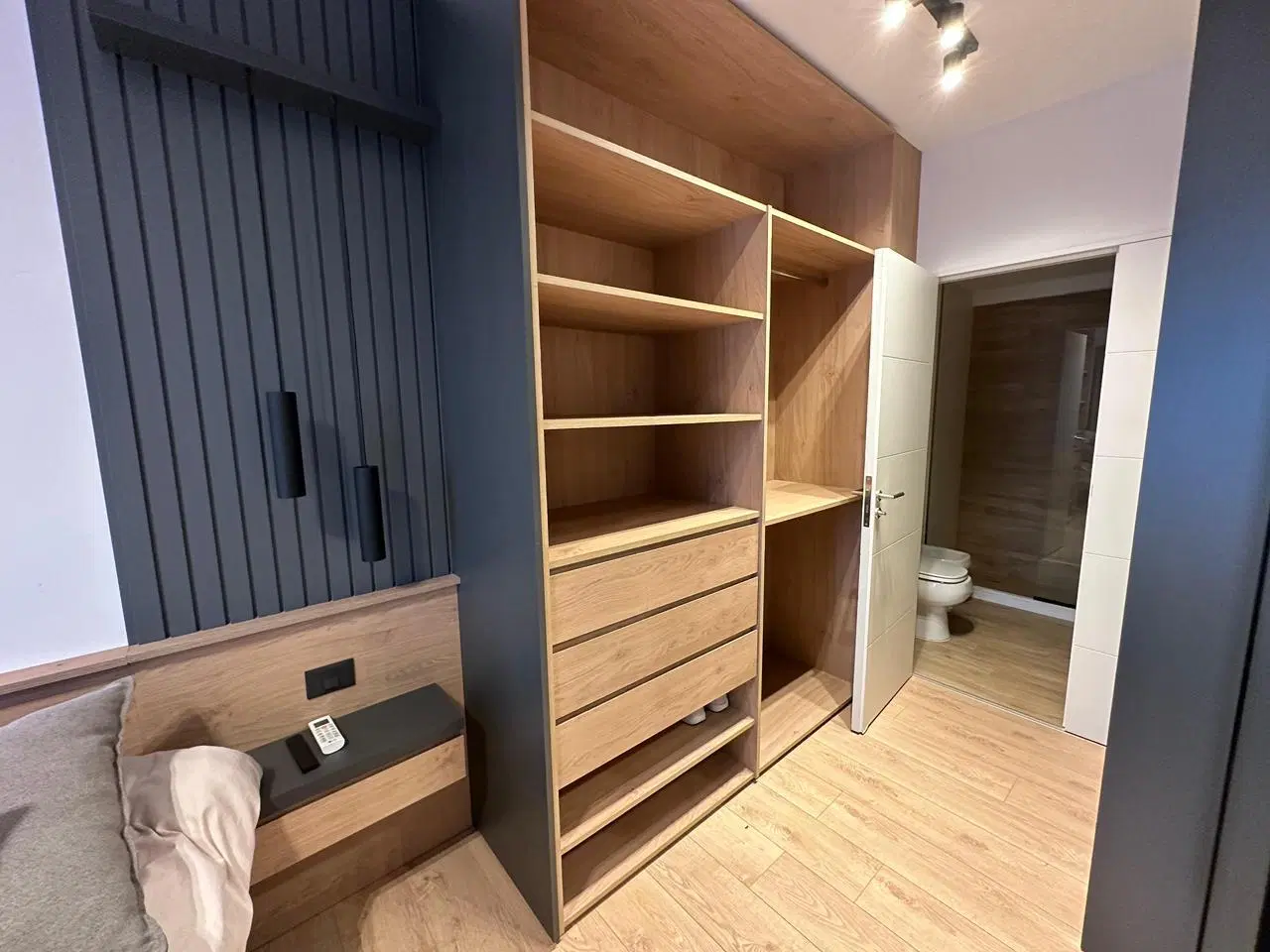 Departamento de 2 ambientes al FRENTE con dormitorio en SUITE. 5