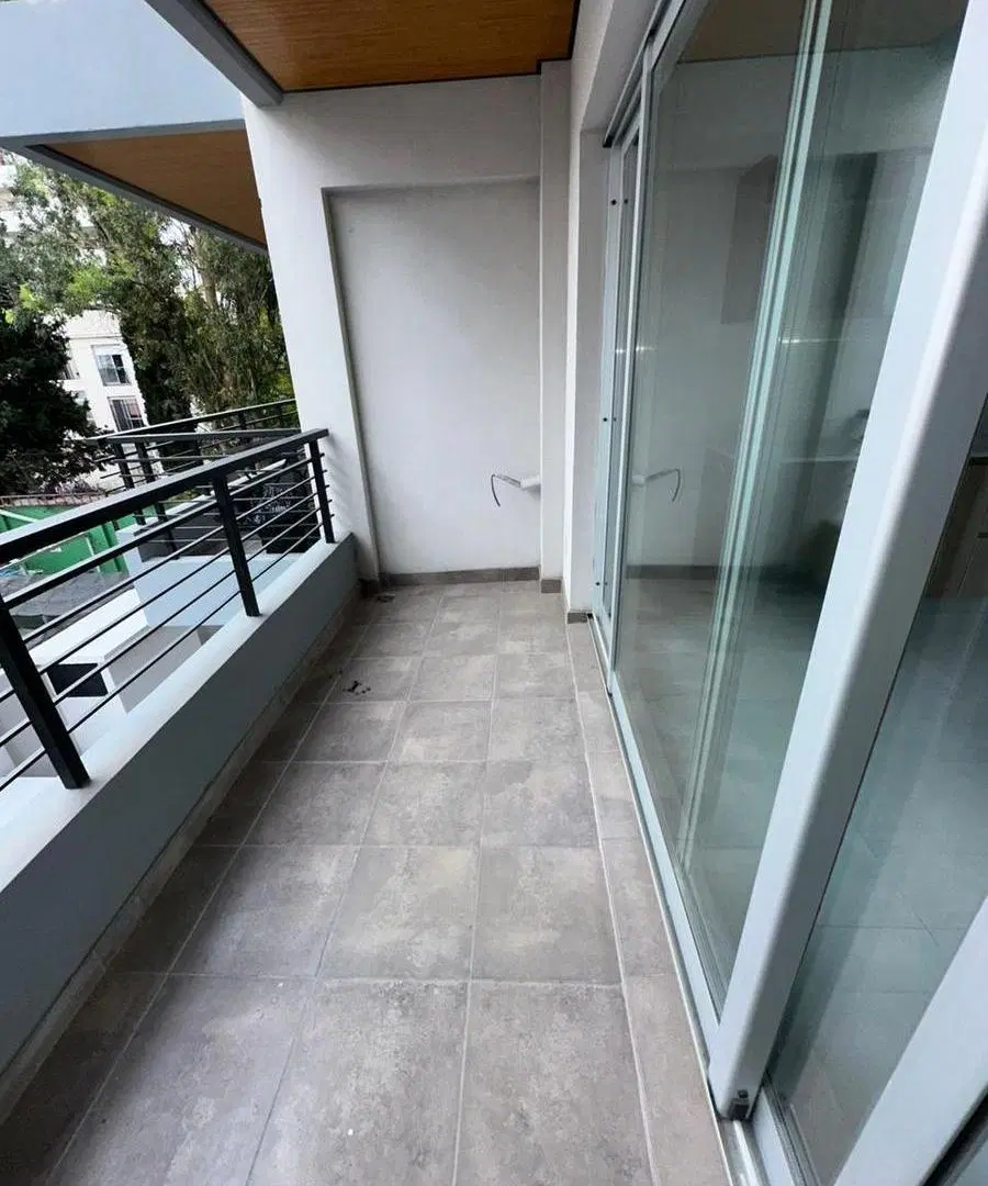 Departamento de 2 ambientes al FRENTE  con dormitorio en SUITE. 4