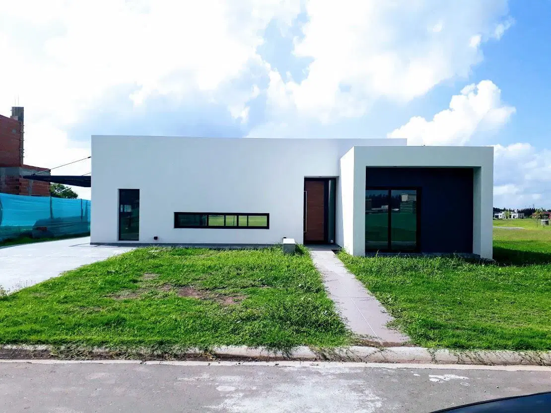 Casa de 4 ambientes en Santa Ines con piscina y parque libre. oportunidad 1