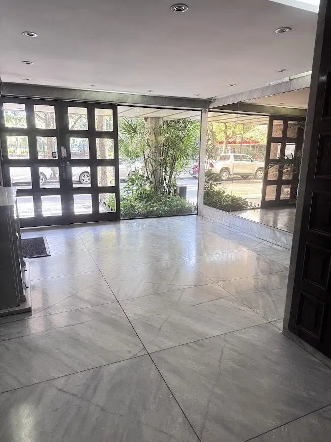 departamento de 4 ambientes con cochera Frente a Pza. Misericordia 1