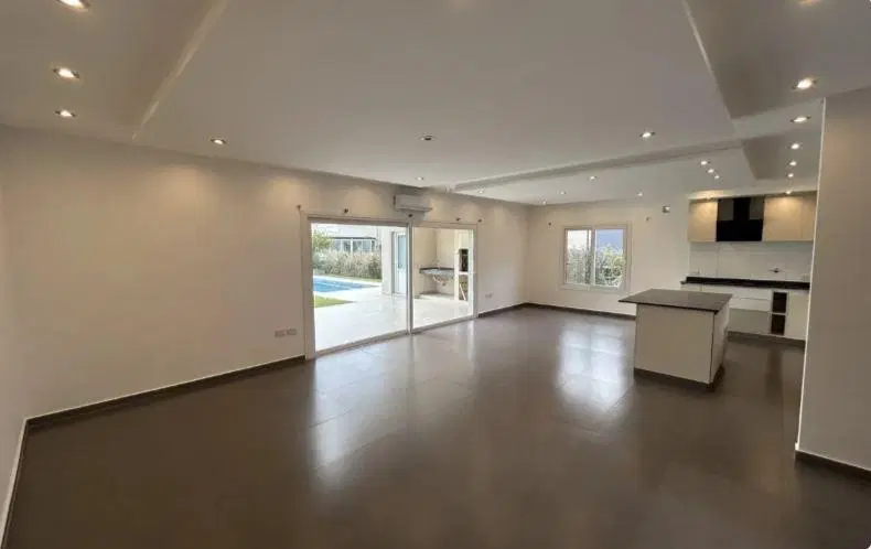 Importante casa en Venta de 4amb. en Barrio Privado Santa Inés - Canning 4
