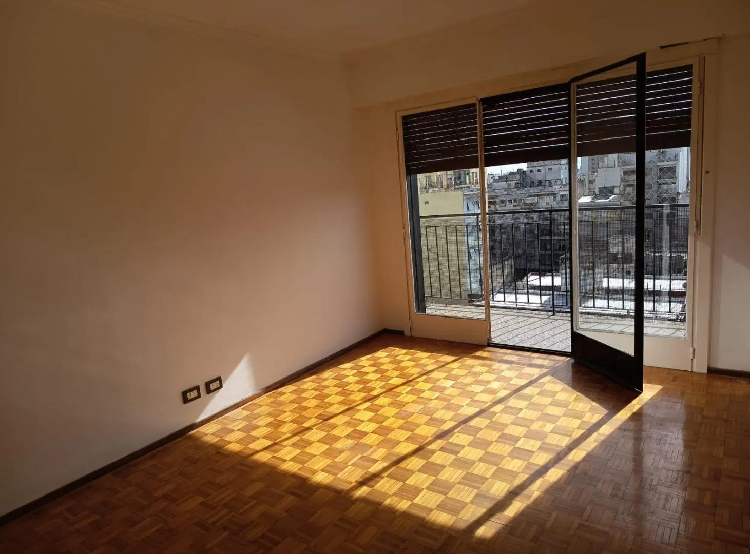 Departamento de 4 ambientes con dependencia y baulera en Flores 1