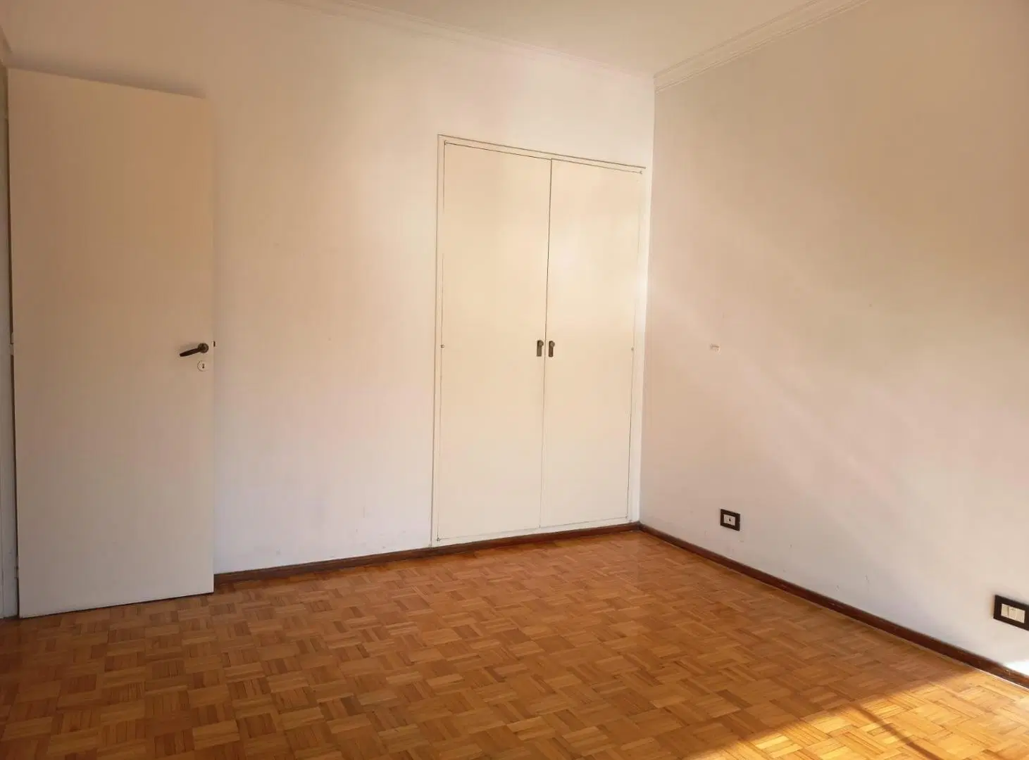 Departamento de 4 ambientes con dependencia y baulera en Flores 8