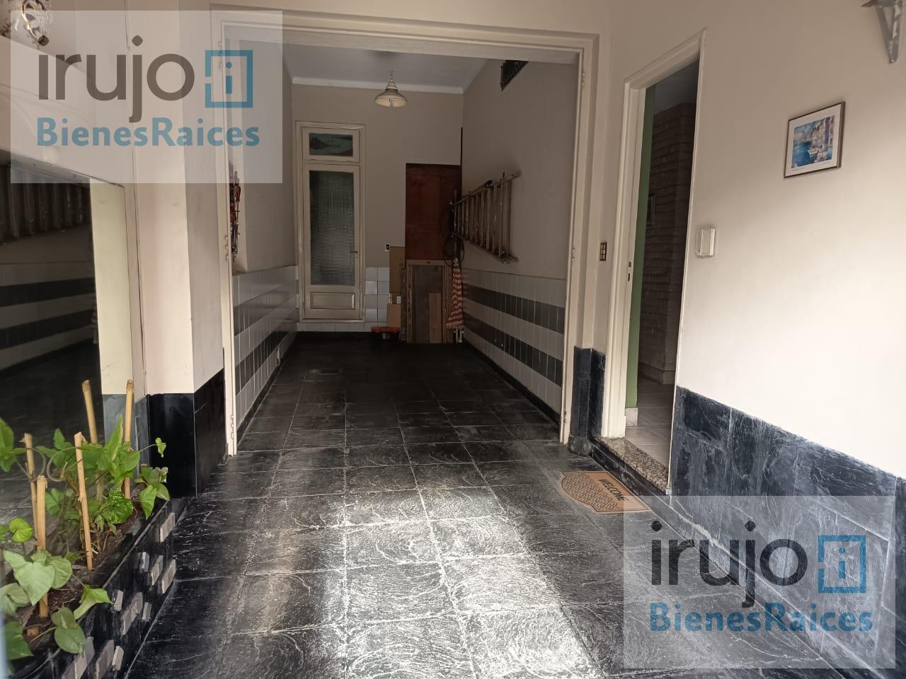 Foto de Casa 8 ambientes con jardin con piscina en Flores, imagen 1