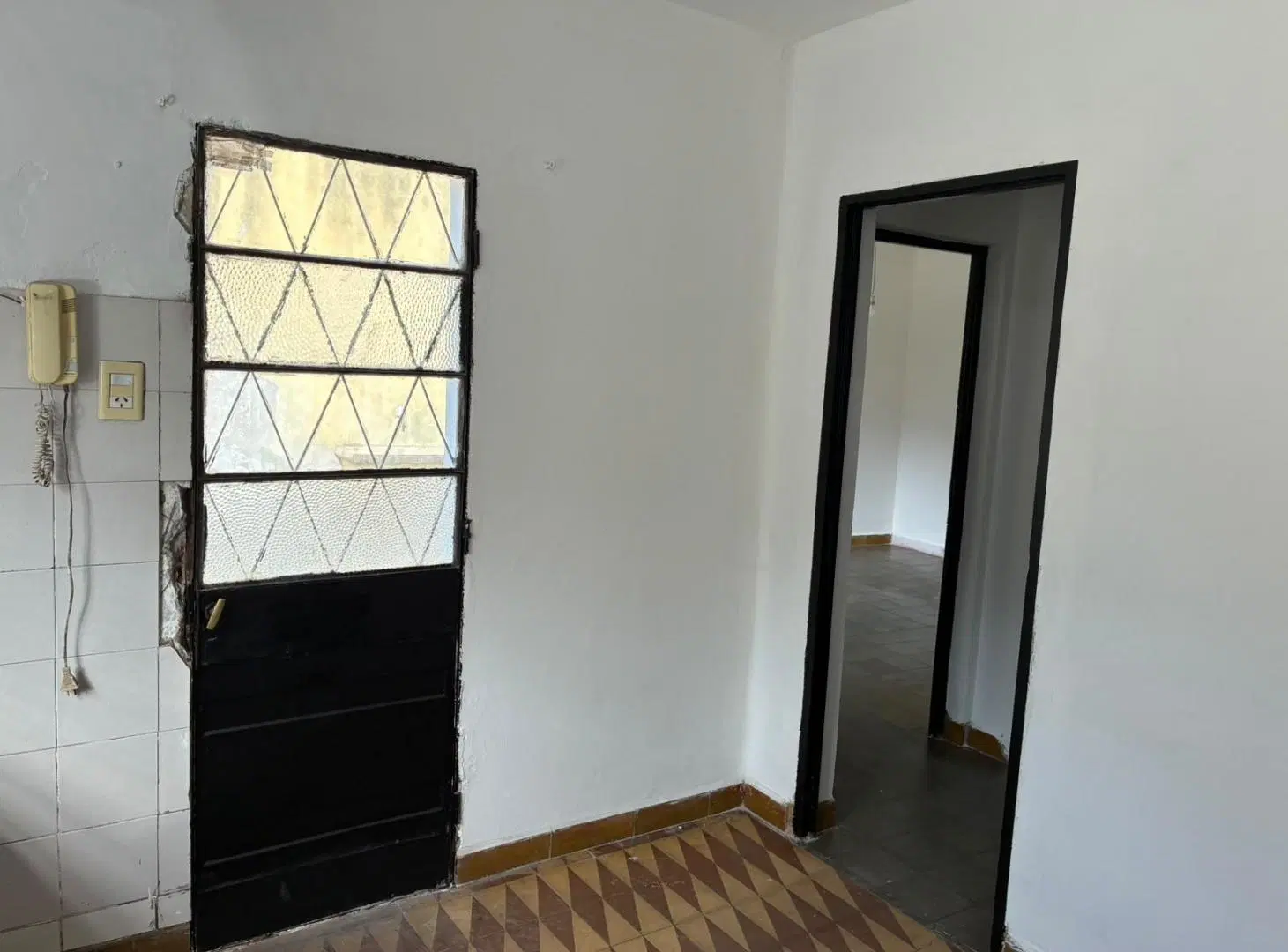 Casa de pasillo con patio y 2 dormitorios - Zona Norte 8