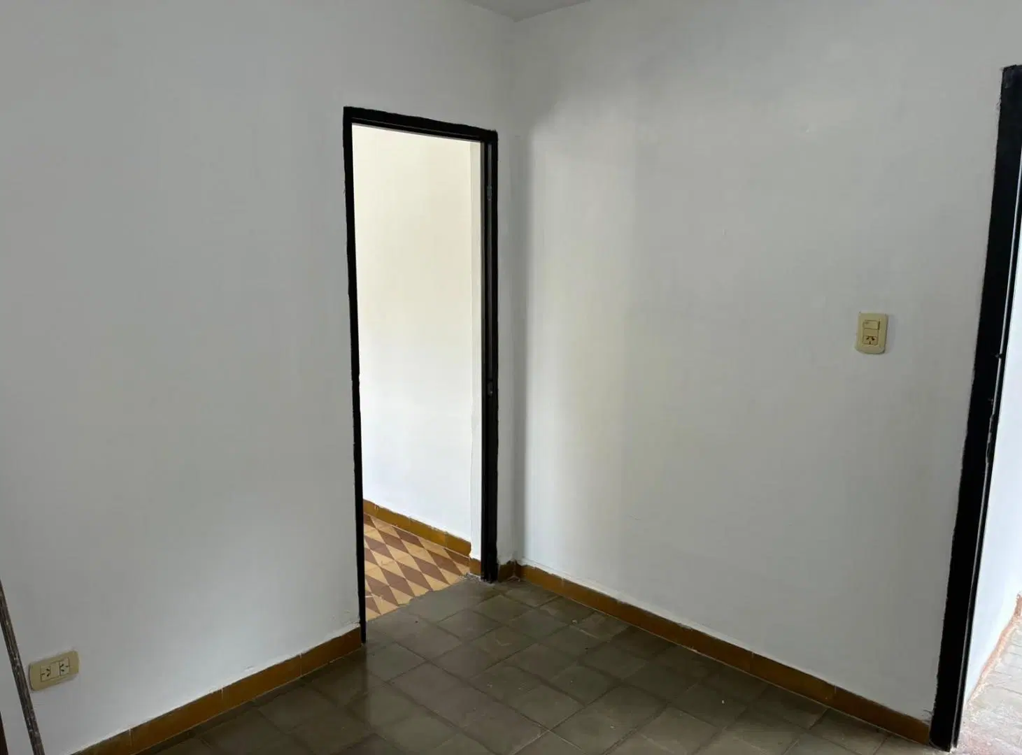 Casa de pasillo con patio y 2 dormitorios - Zona Norte 8