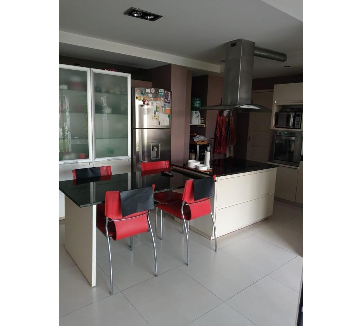 CHALETS DE 6 AMBIENTES, IDEAL 2 FAMILIAS, EN VENTA, BANFIELD