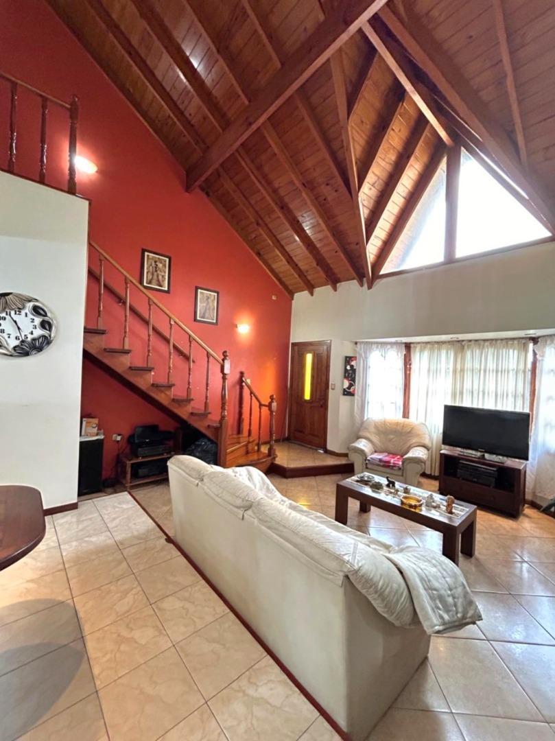 Chalet y Casa con Garage y Piscina Ideal 2 Familias en Venta 2
