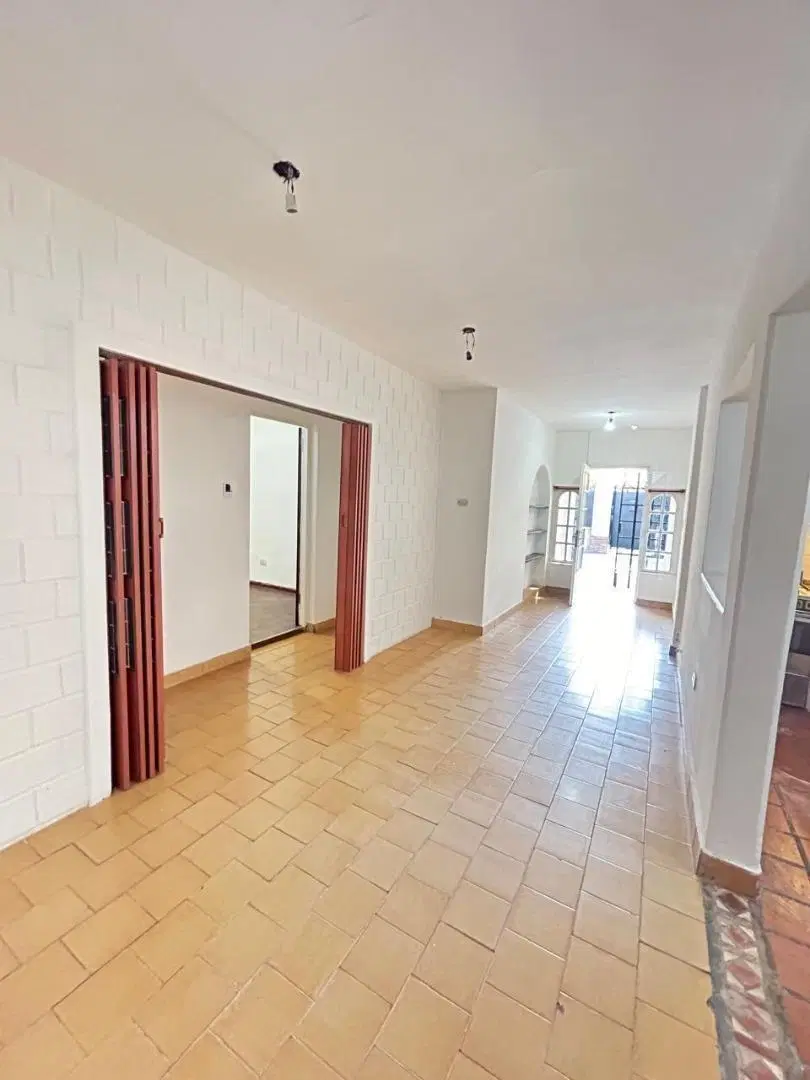 CASA DE 3 AMBIENTES EN ALQUILER EN TEMPERLEY CON GARAGE. 5