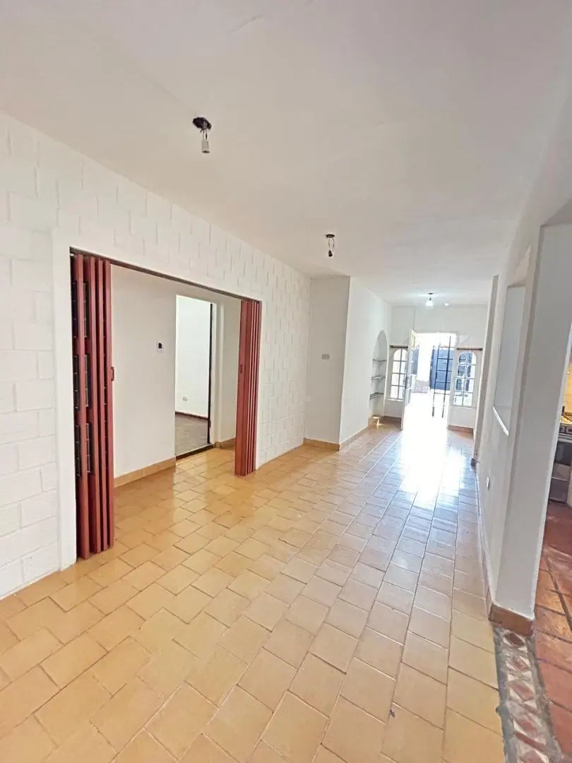 CASA DE 3 AMBIENTES EN ALQUILER EN TEMPERLEY CON GARAGE. 3