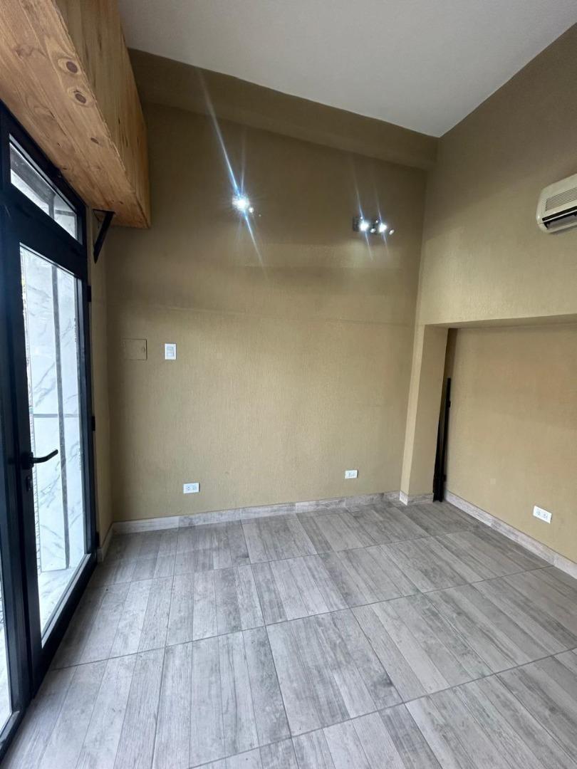 Foto de LOCAL EN ALQUILER EN REMEDIOS DE ESCALADA URIARTE 975, imagen 2