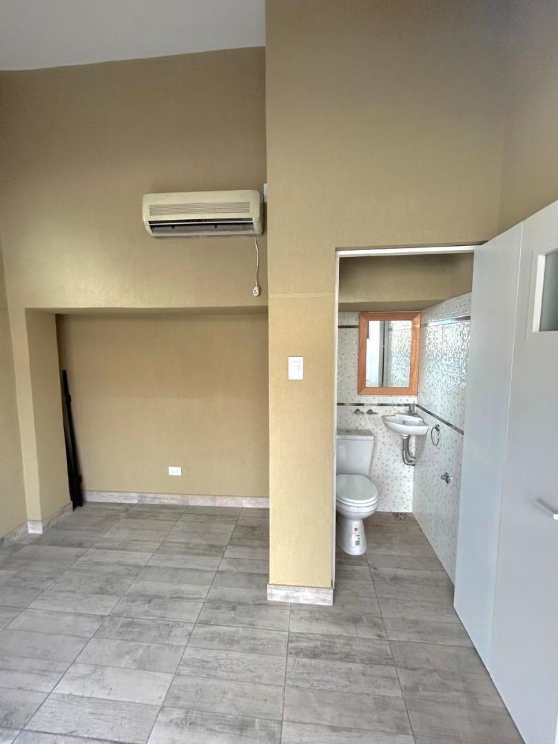Foto de LOCAL EN ALQUILER EN REMEDIOS DE ESCALADA URIARTE 975, imagen 1