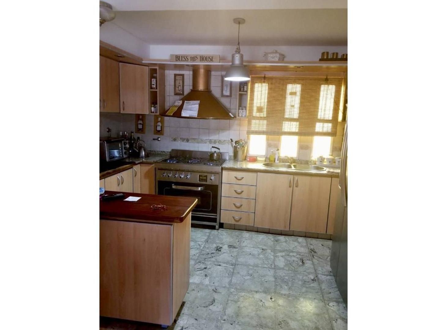 Excelente casa en 2 plantas 180 m2 cub sobre lote 8,66 x 35,