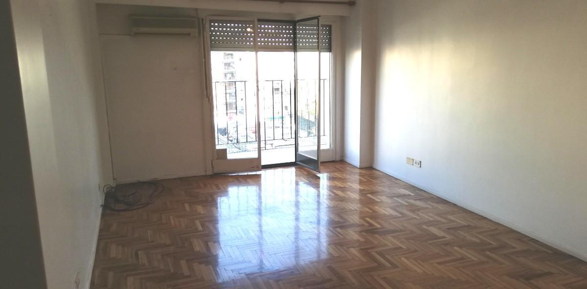 Foto de Alquiler cuatro ambientes piso alto con balcón - Muy luminoso !!, imagen 4