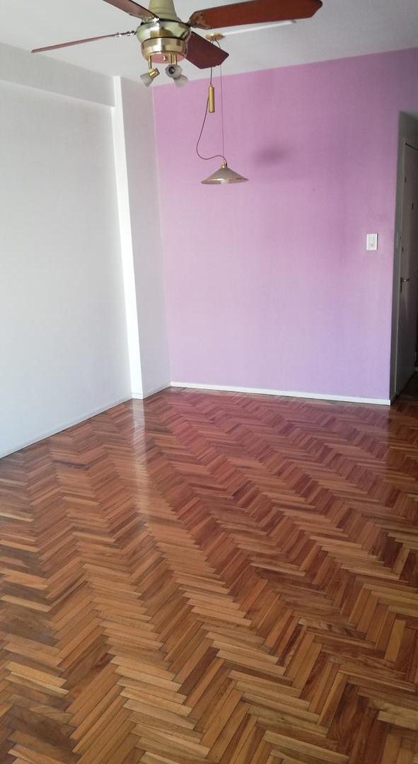 Foto de Alquiler cuatro ambientes piso alto con balcón - Muy luminoso !!, imagen 3
