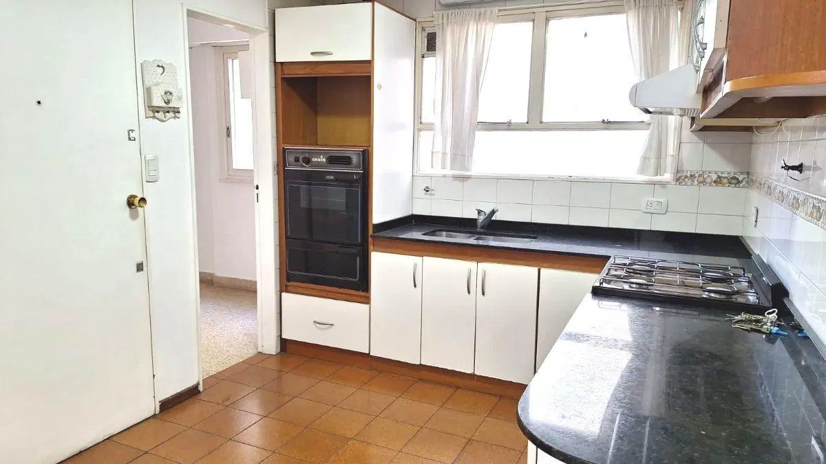 EXTRAORDINARIO SEMIPISO 5 AMBIENTES CON DEPENDENCIA Y COCHERA! 8