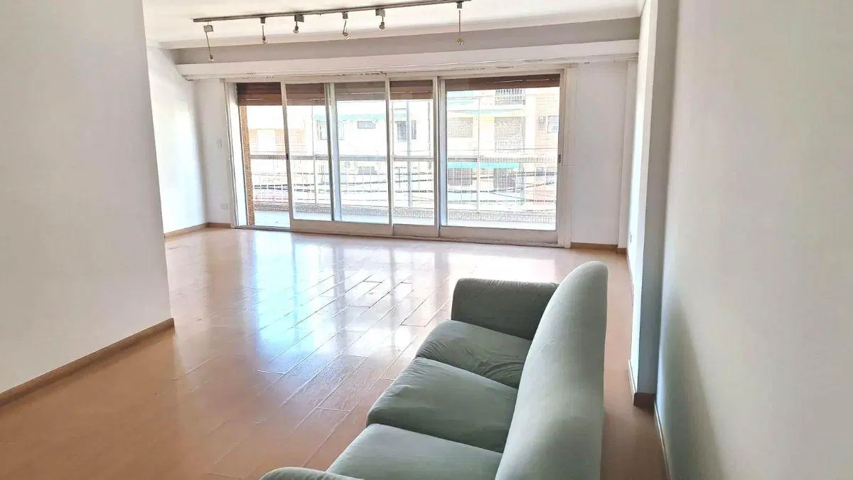 EXTRAORDINARIO SEMIPISO 5 AMBIENTES CON DEPENDENCIA Y COCHERA! 2