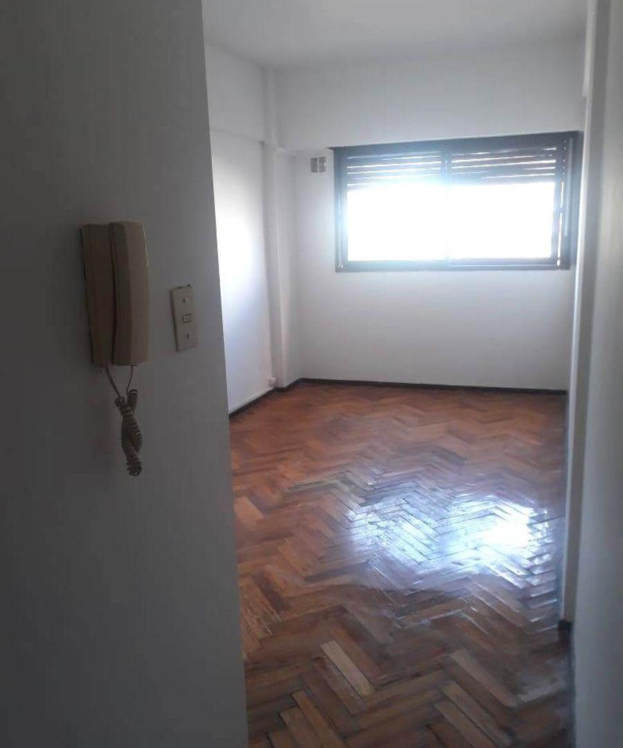 Foto de BUEN DEPARTAMENTO 2 AMBIENTES APTO PROFESIONAL EN EXCELENTE UBICACION, imagen 2