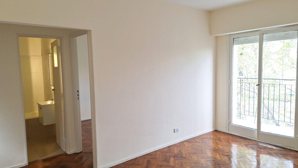Foto de HERMOSO DEPARTAMENTO 2 AMBIENTES CON BALCON A NUEVO (3ER POR ESCALERA), imagen 1