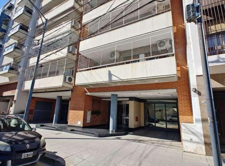3 amb. - con cochera - impecable - balcon.- 1