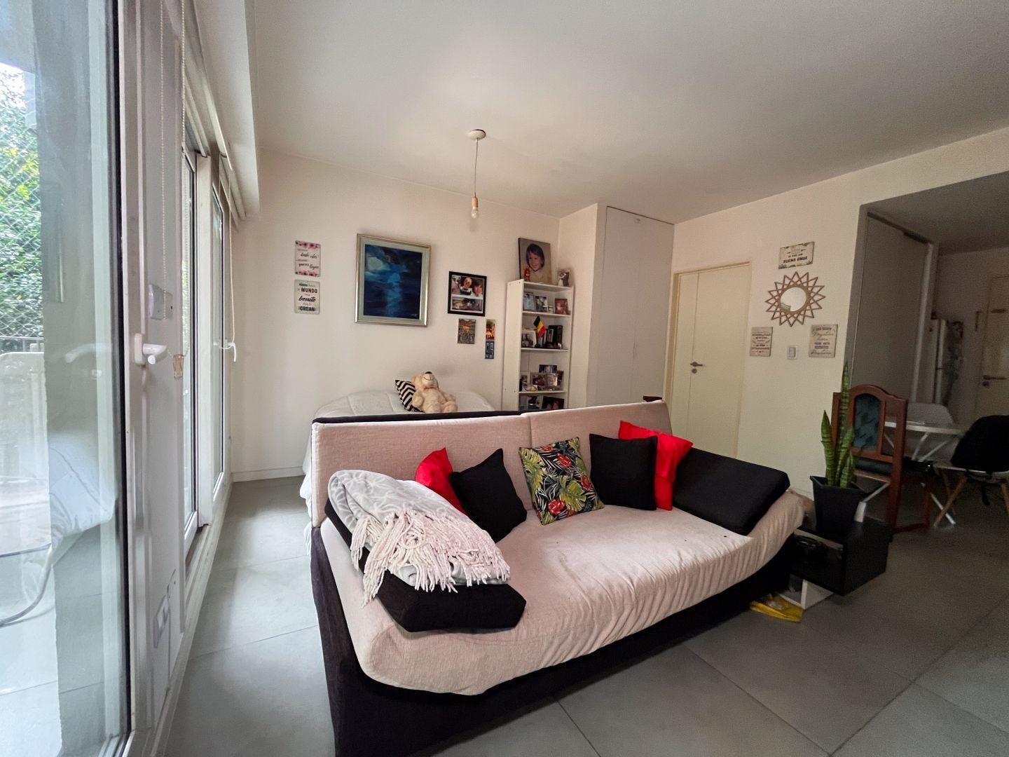 1 Amb . - Frente - Balcon amplio - Oportunidad.-