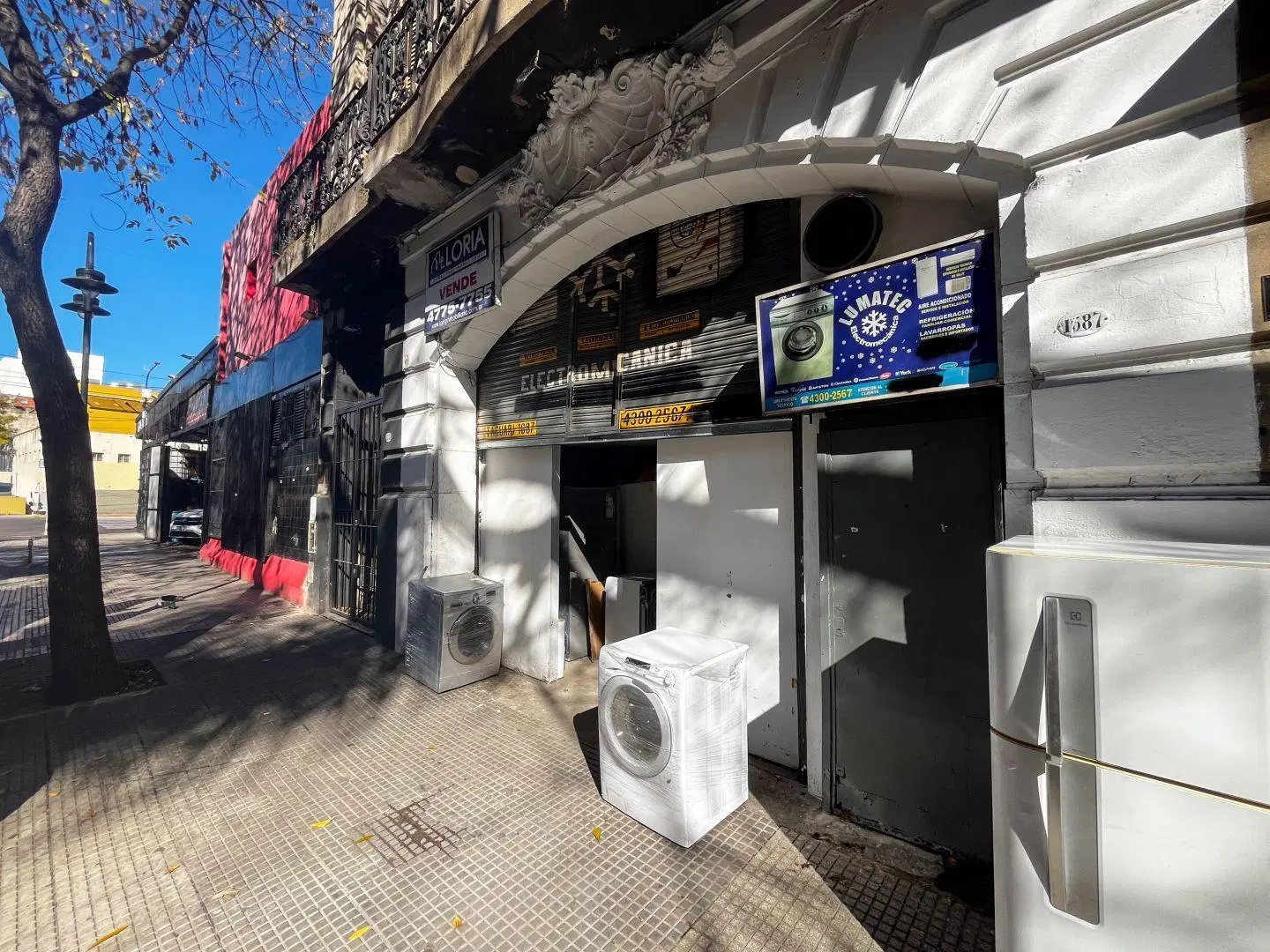 Local en venta - sin expensas - 118 m2 total por titulo.- 2
