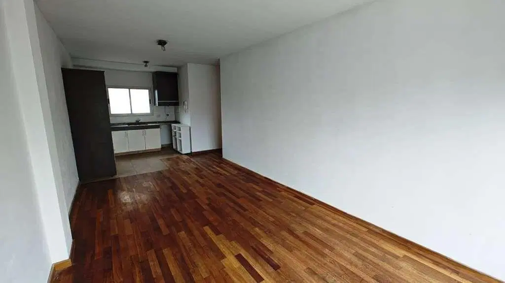 1 Amb. - contrafrente - balcon.- 5