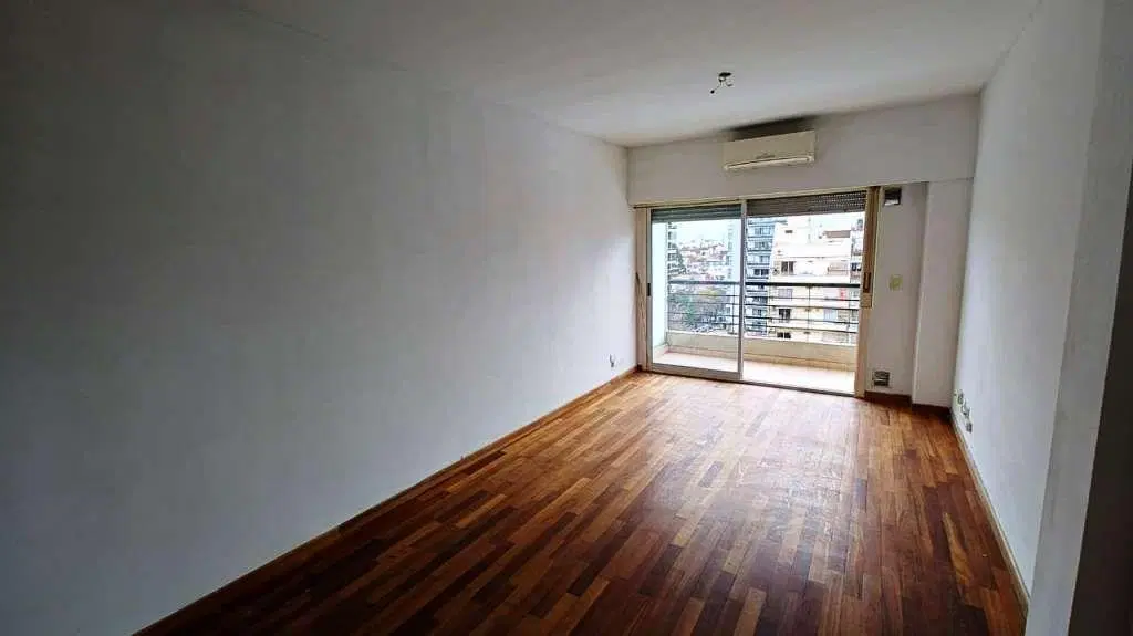 1 Amb. - contrafrente - balcon.- 1