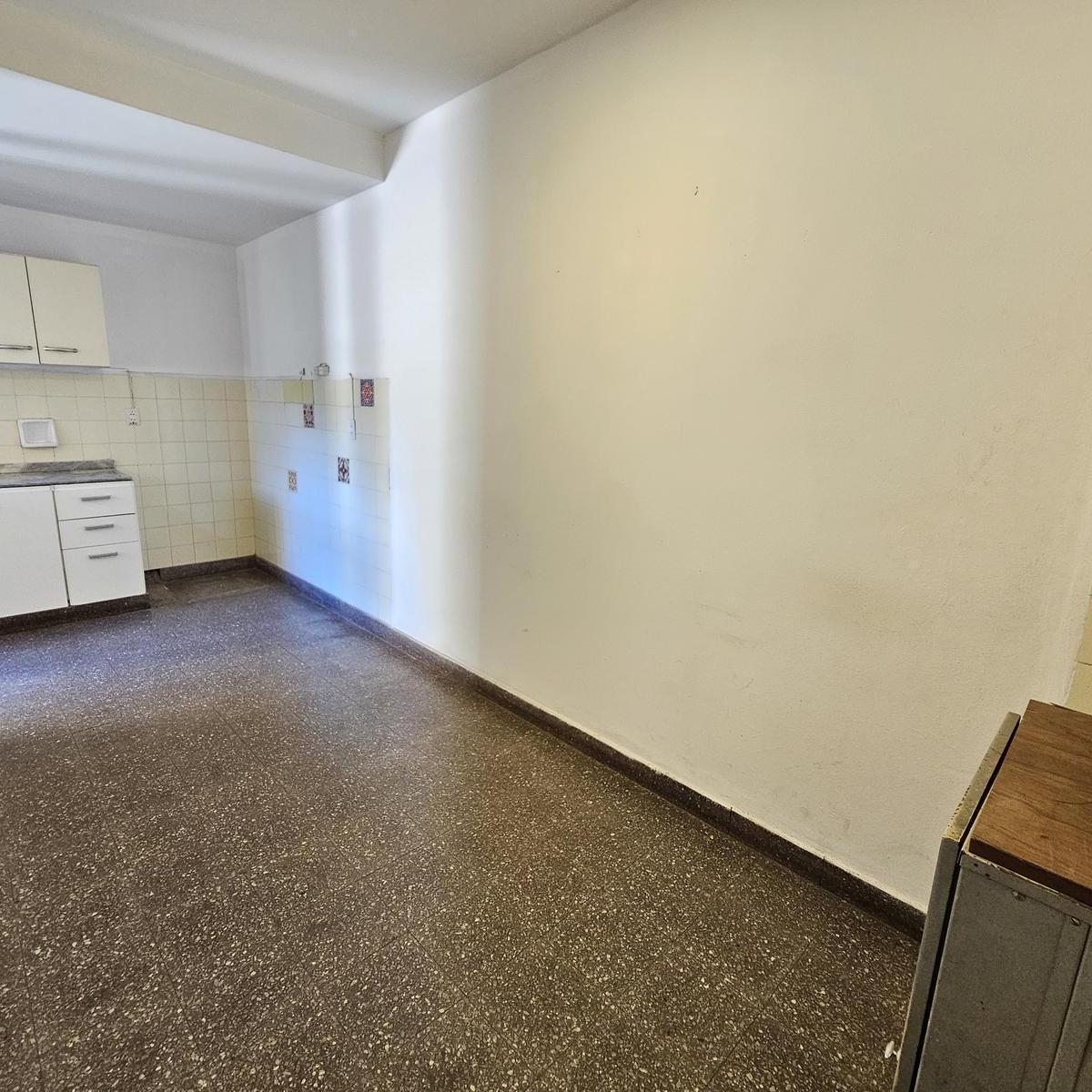 Departamento de 4 Ambientes con Cochera Descubierta en Venta! Saavedra 2