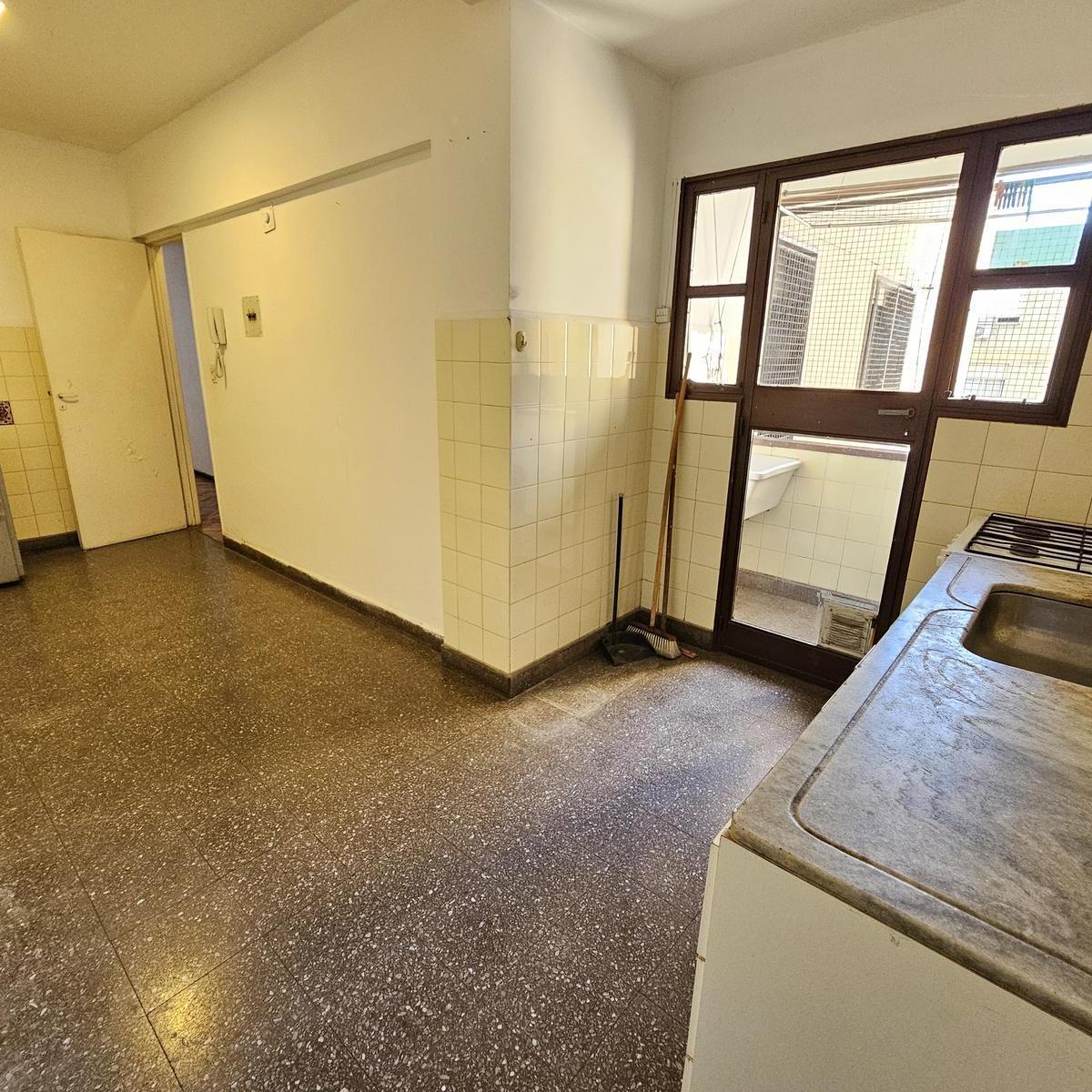 Departamento de 4 Ambientes con Cochera Descubierta en Venta! Saavedra 4