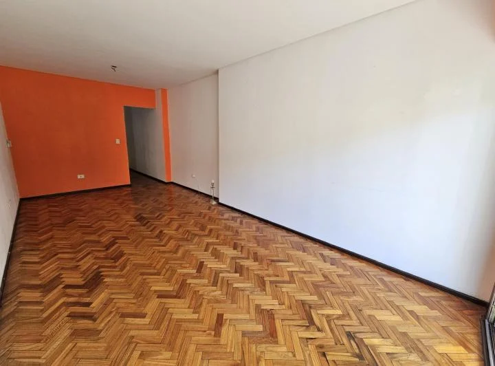 Departamento de 4 ambientes con cochera descubierta en venta! APTO CRÉDITO! 2