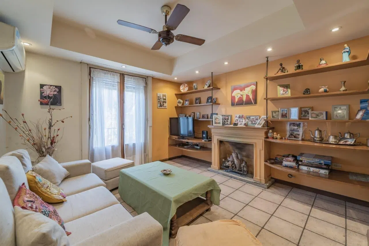 Casa con local comercial en VENTA! Saavedra 2