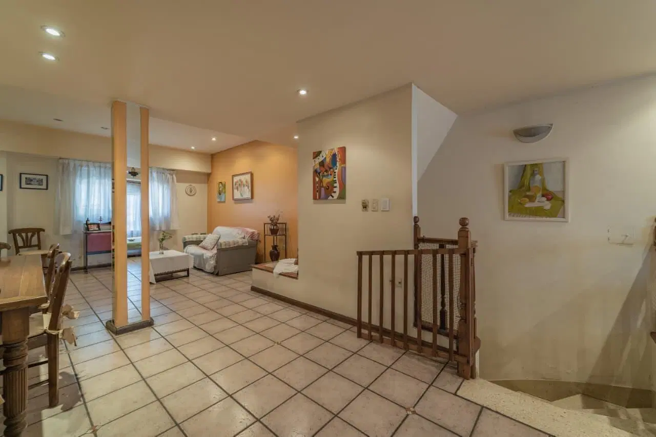Casa con local comercial en VENTA! Saavedra 3