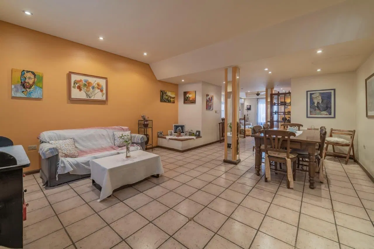 Casa con local comercial en VENTA! Saavedra 4