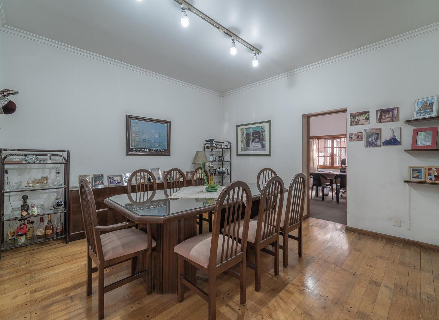 Foto de Casa de 5 ambientes - Jardín y Cochera - Saavedra, imagen 1
