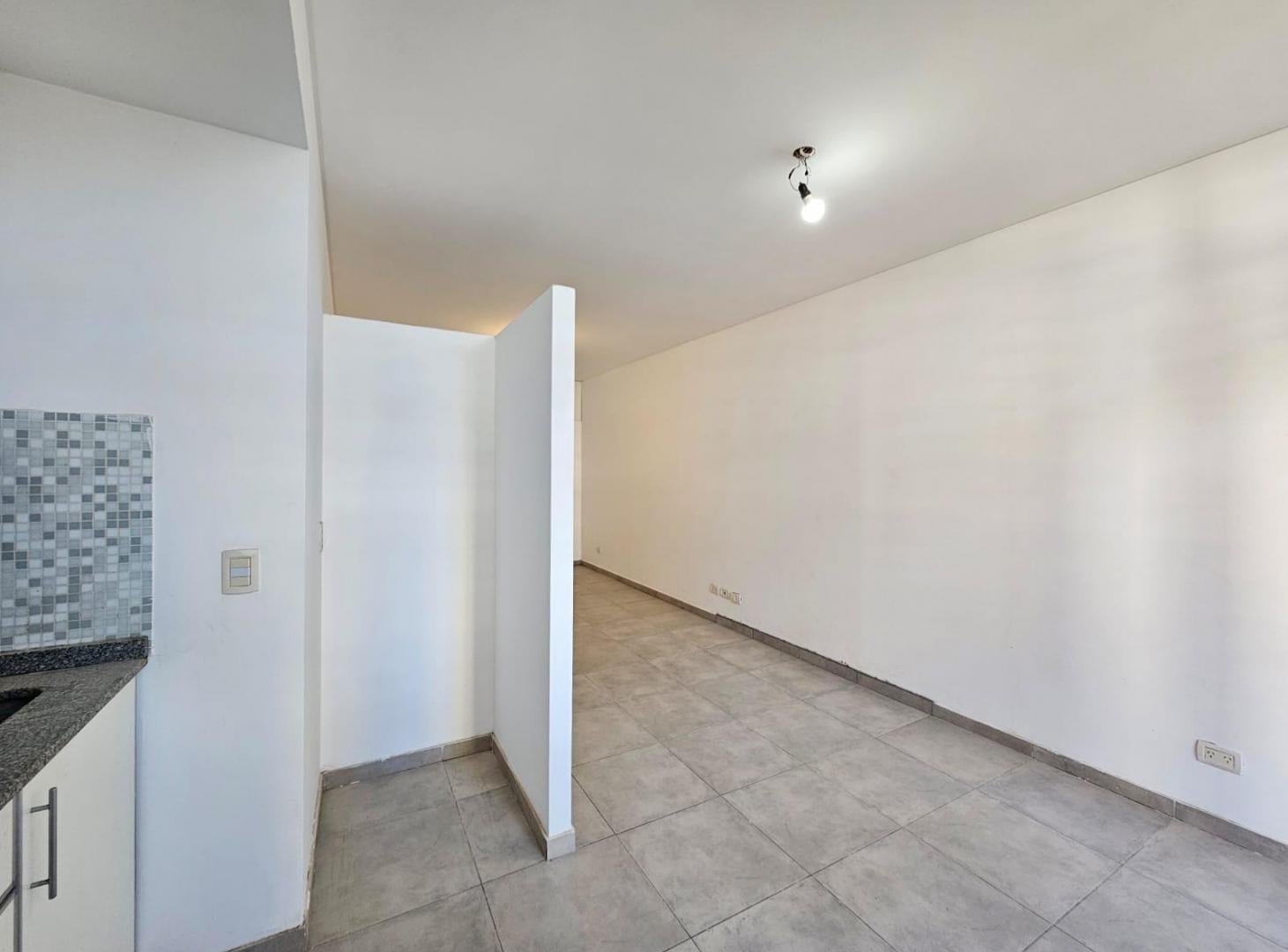 Foto de Dos ambientes con balcón, patio y cochera en alquiler! Saavedra, imagen 4