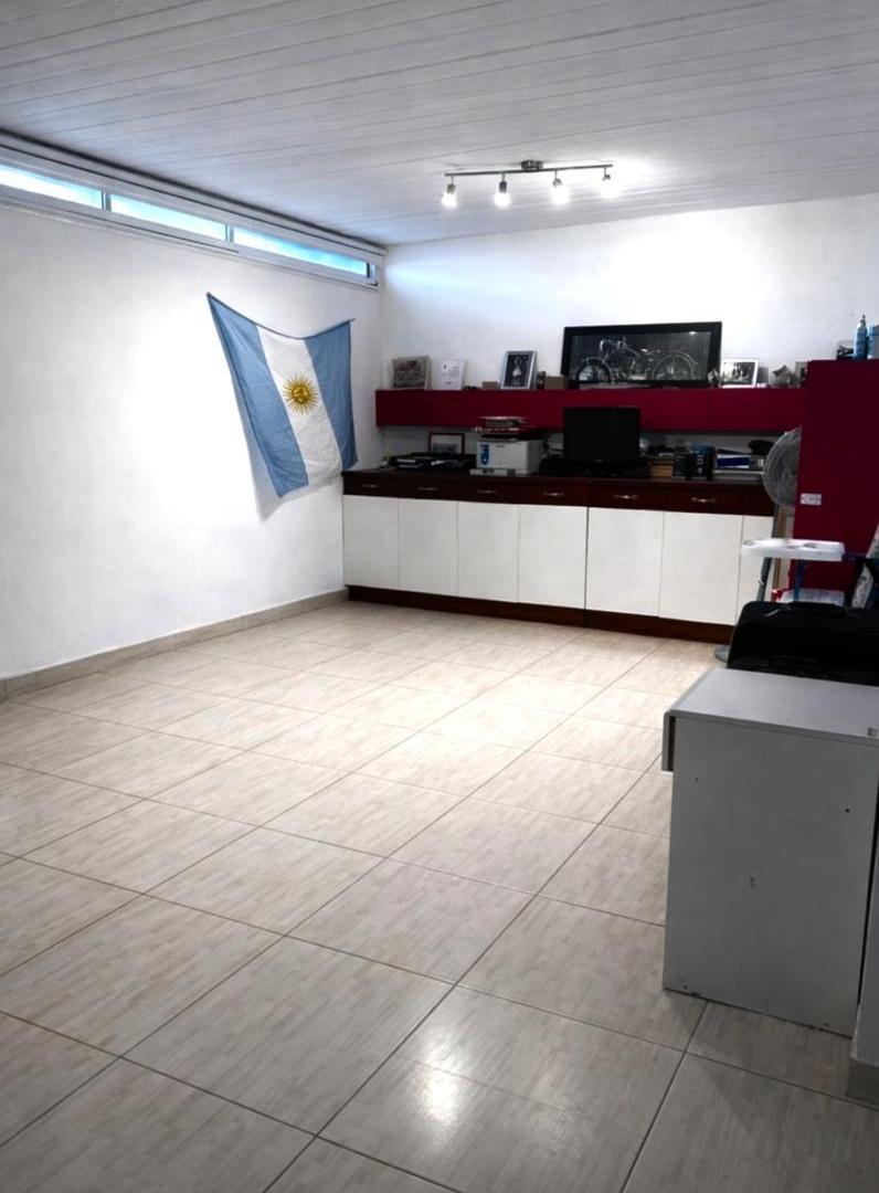 Foto de Venta Casa moderna de 3 dormitorios, dependencias, piscina., imagen 3