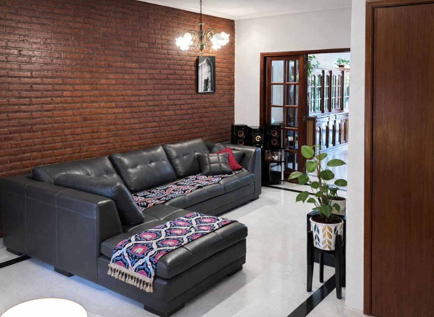 Foto de Venta o Alquiler. Impecable Casa de 6 ambientes. Zona Plaza Islas, imagen 1