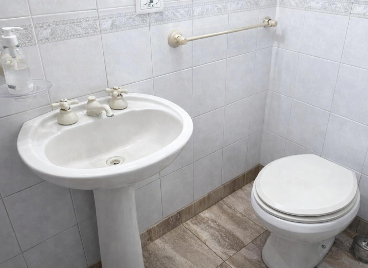 Foto de Venta o Alquiler. Impecable Casa de 6 ambientes. Zona Plaza Islas, imagen 5