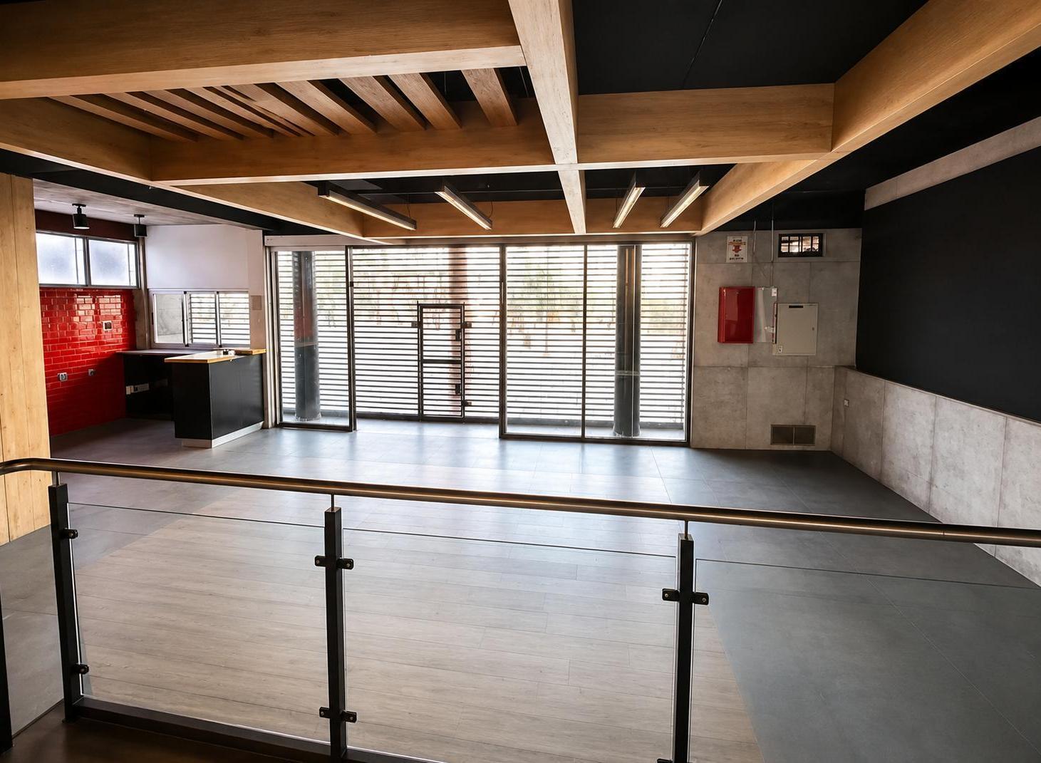 Foto de Alquiler impiortante Local comercial. Excelente visibilidad. 3 plantas., imagen 2