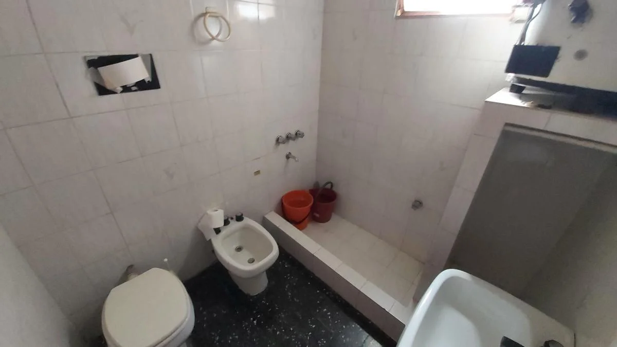 Ezpeleta - Casa en Venta con Galpon 3