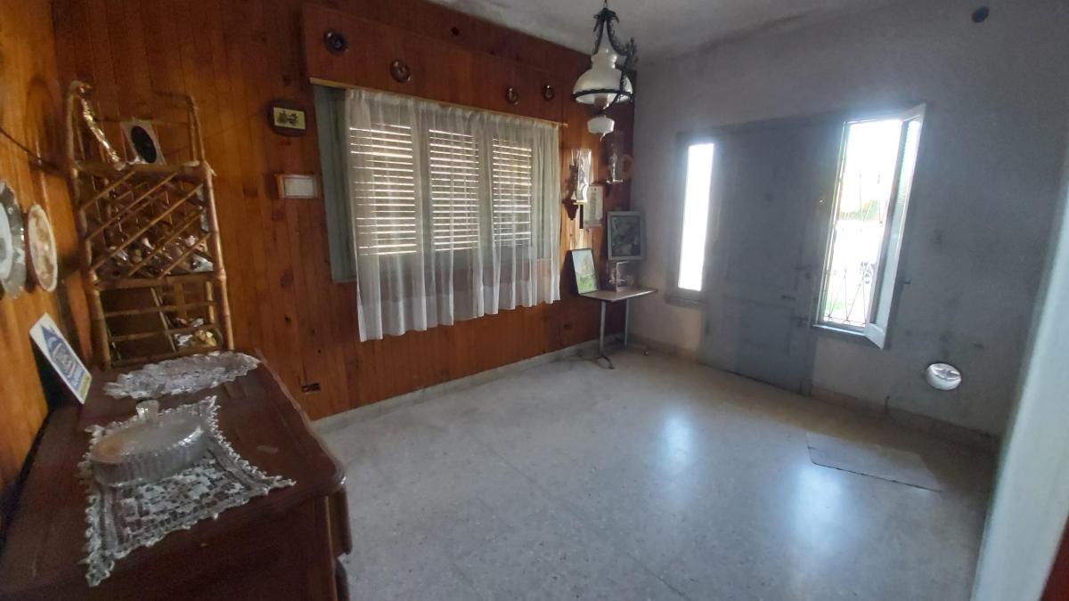 Ezpeleta - Casa en Venta con Galpon 1