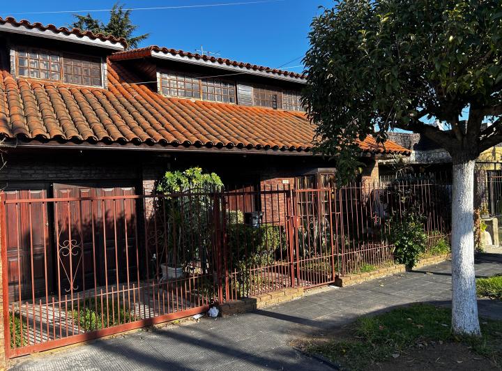 Quilmes Oeste - Casa 5 dormitorios  1