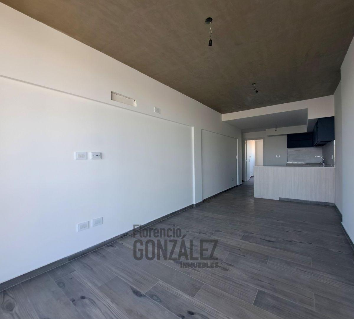 Ambientes Amplios y Bien Distribuidos - Balcon a La Calle 2