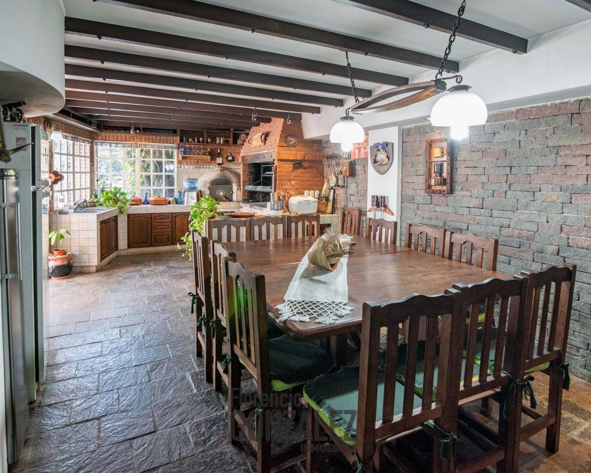 Casa de 5 Ambientes con Cochera y Jardin en Lugano 1