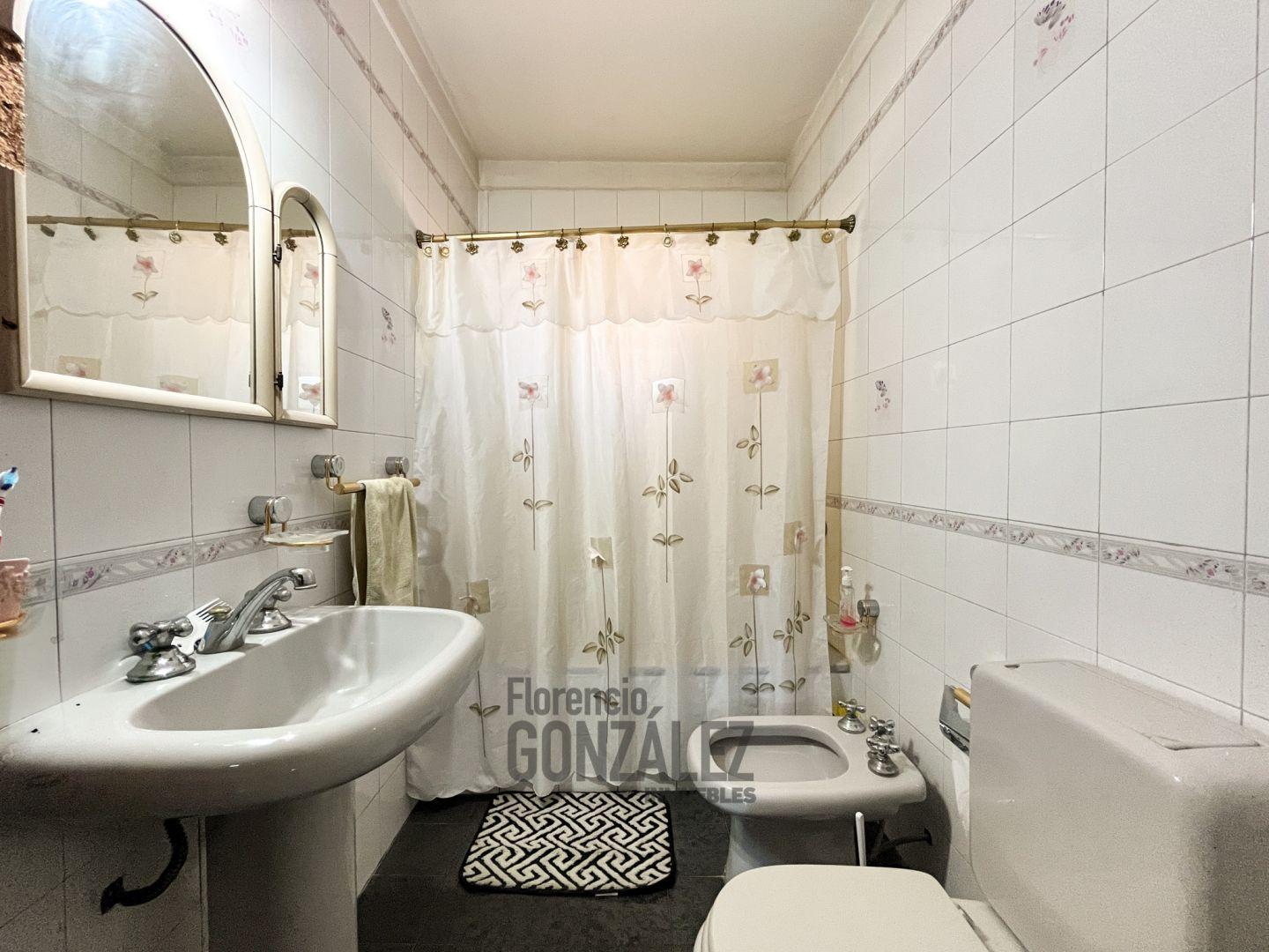 Casa 5 ambientes con fondo y garage en Barrio Naon