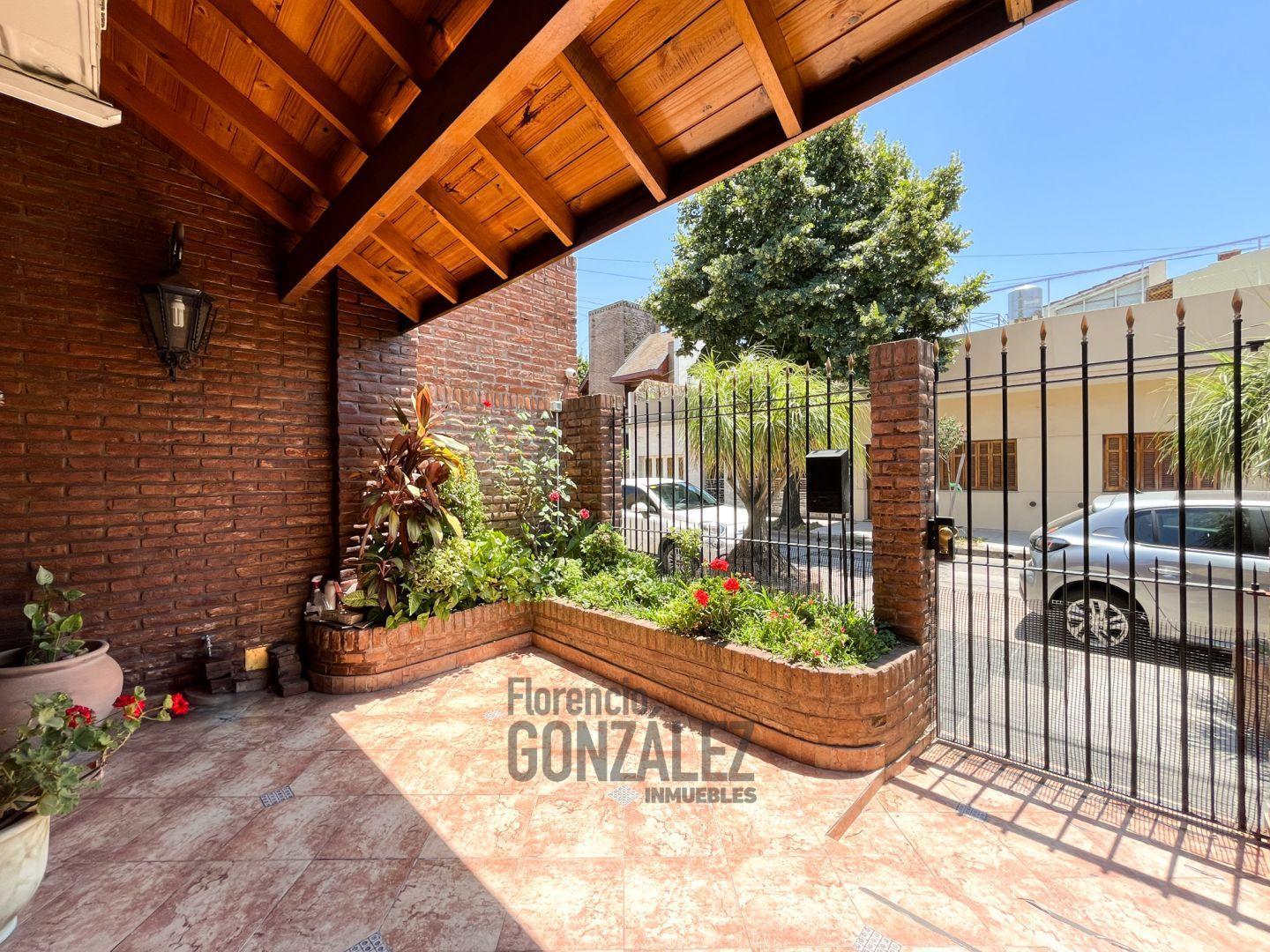 Casa 5 ambientes con fondo y garage en Barrio Naon