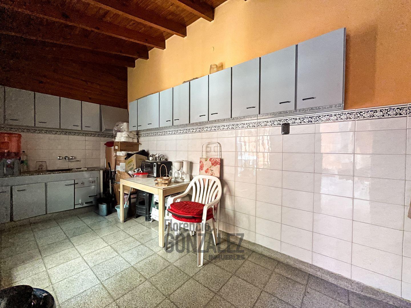 Casa 5 ambientes con fondo y garage en Barrio Naon